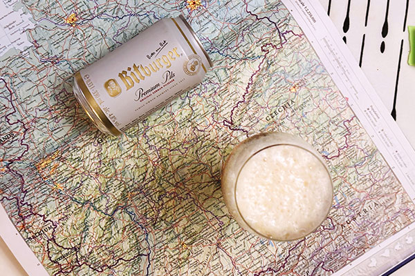 Bitburger Premium Pils - Bitburger burk på en kata av Tyskland
