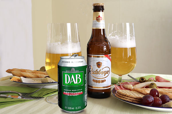 DAB och Radeberger på bordet med tysk mat