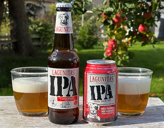 Lagunitas IPA flaska och burk med två glas öl