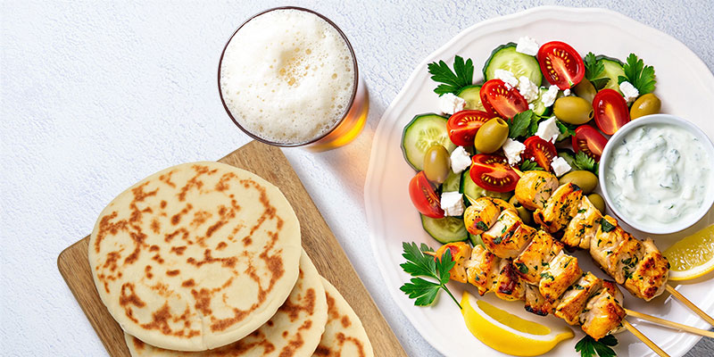 atensk-kycklingsouvlaki-med-glutenfritt-pitabrod-och-ol