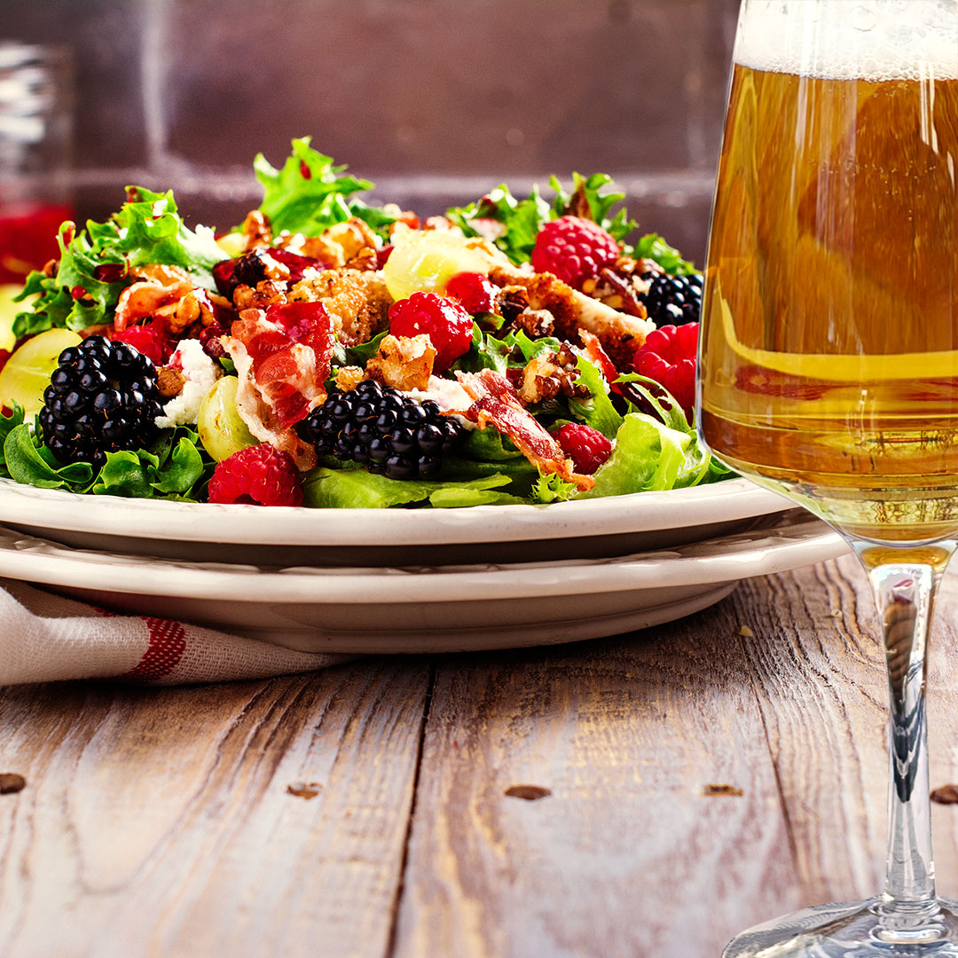 smakrik-sommarsallad-och-passande-ol